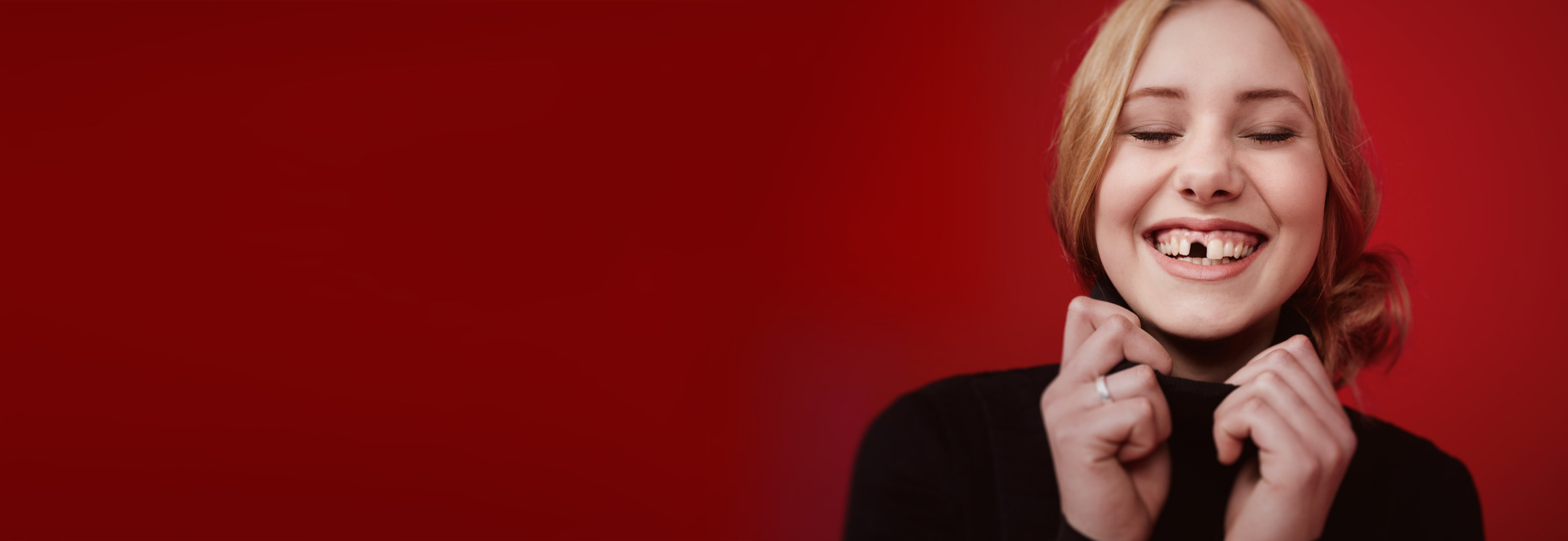 Alte Dame mit fehlenden Zähnen und breitem Lachen